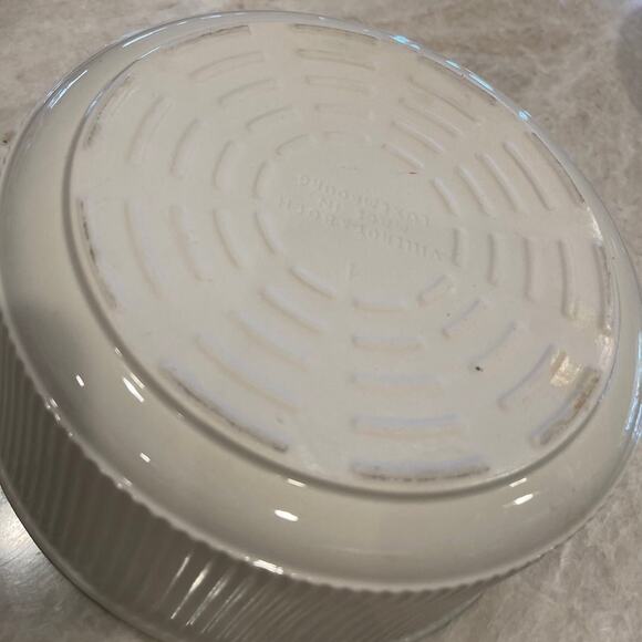 Villeroy & Boch pleated souffle bowl off white 9-1/3” - Picture 6 of 9